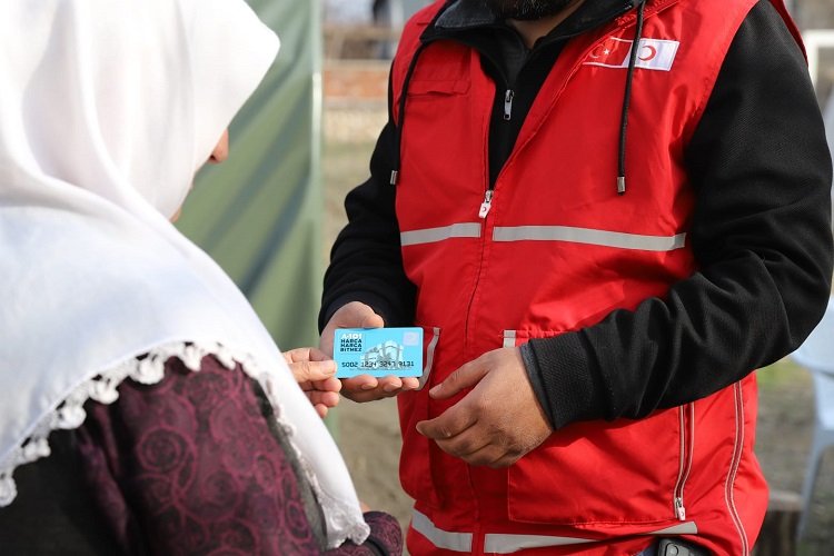 Kızılay’dan afetzedelere 70 milyonluk alışveriş kartı -