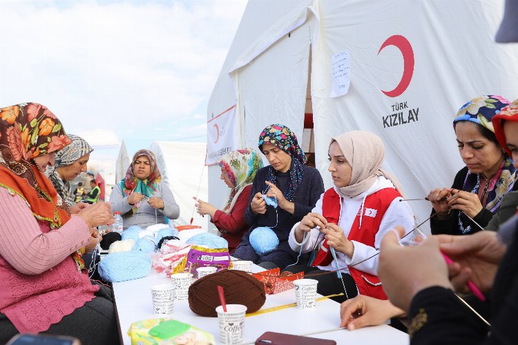 Kızılay depremzedeleri yalnız bırakmıyor -