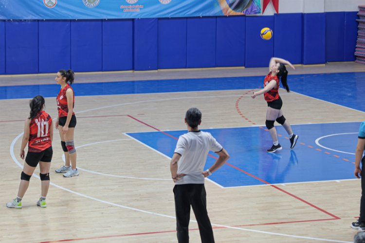 Liseler arası 100. Yıl Voleybol Turnuvası sona erdi -