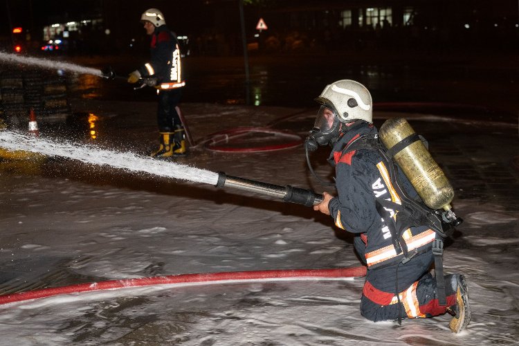 Malatya'daki yangına itfaiye ekiplerinden anında müdahale -