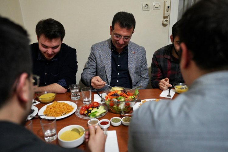 İmamoğlu iftarını 6 tıp öğrencisiyle açtı -