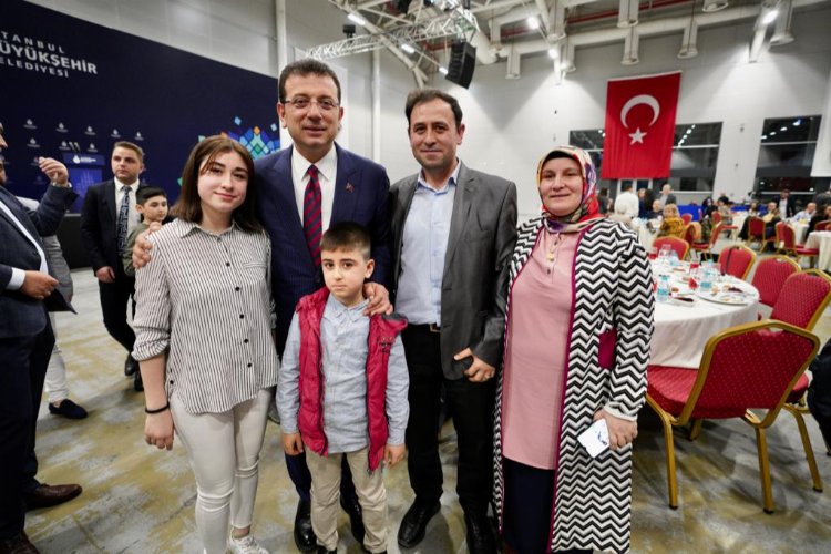 İmamoğlu, iftarını halk ekmek çalışanlarıyla yaptı -