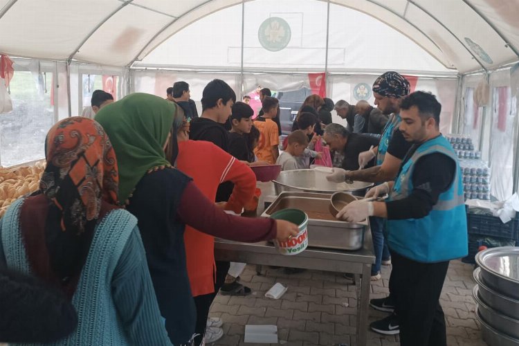 Manisa afetzedeleri sabah-akşam yanında -