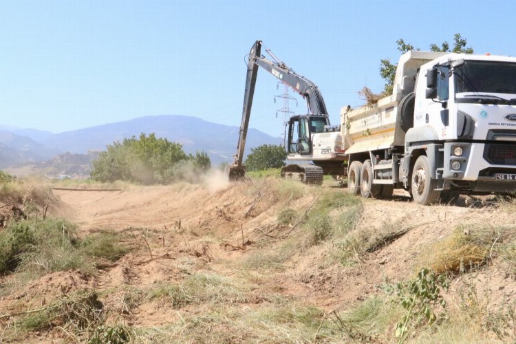 Manisa Alaşehir'de dere temizliği sürüyor -