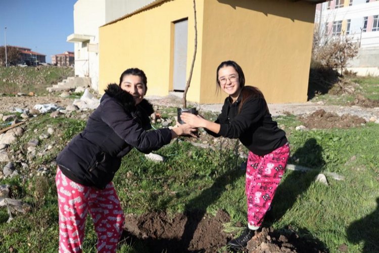 Manisa Büyükşehir gençleri toprakla buluşturdu -