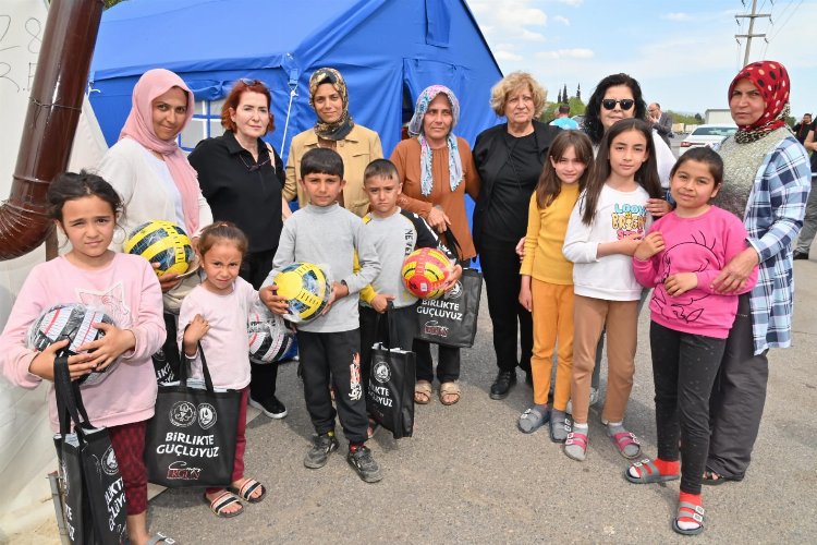 Manisa'da afet bölgesindeki çocuklara hediyeler -