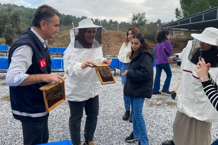 Manisa'da Arıcılık Eğitim Merkezi üniversitelileri ağırladı -