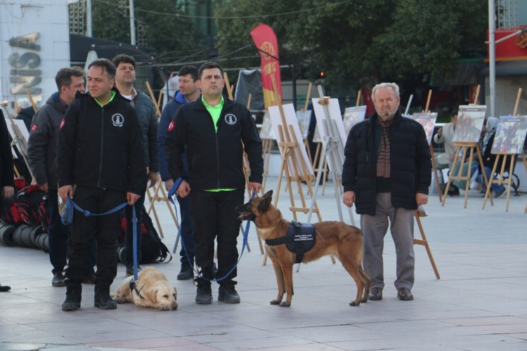 Manisa'da depremde kaybedilen vatandaşlar anıldı -