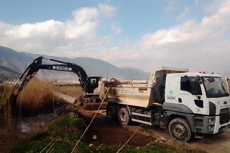 Manisa'da dere temizlik çalışmaları sürüyor -