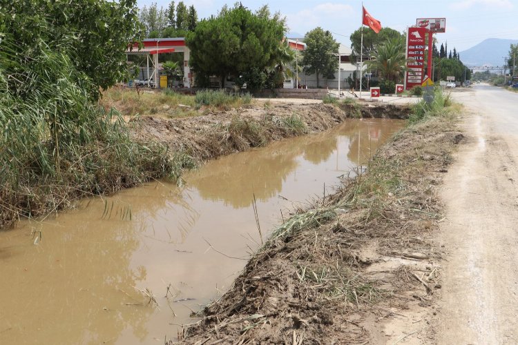 Manisa'da derelerin olası taşkınlara karşı temizliği sürüyor -