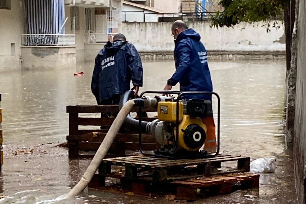 Manisa'da fırtına ve yağış ekipleri seferber etti -