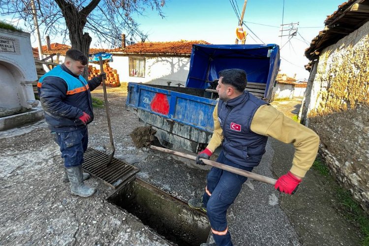 Manisa'da olası taşkınlara karşı temizlik -