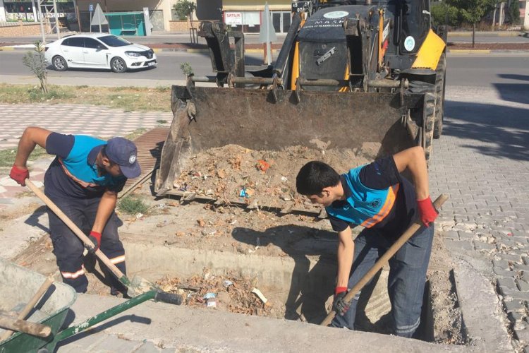 Manisa'da olası taşkınlara karşı ızgaralar temizleniyor -