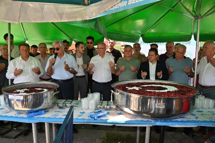 Manisa'da pazaryerlerinde aşure ikramı -