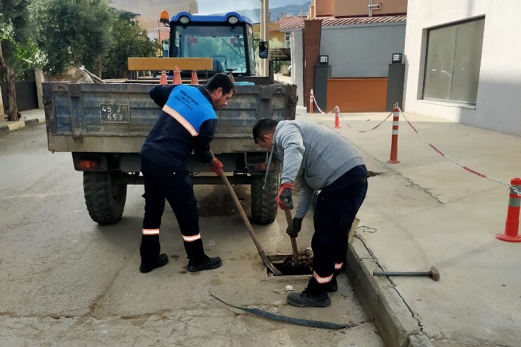 Manisa'da yağmur suyu ızgaraları temizleniyor -