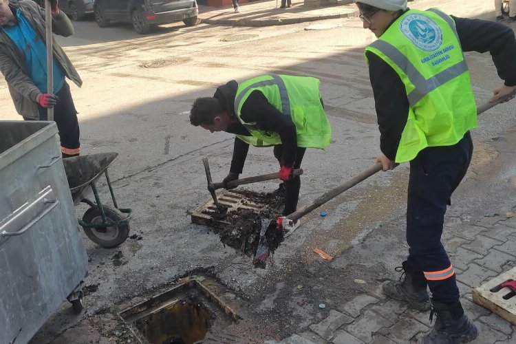 Manisa'da yağmursuyu ızgaraları temizleniyor -