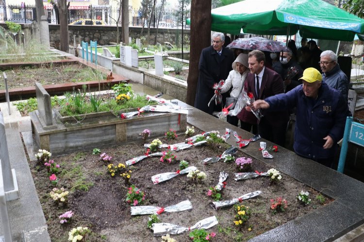 Manisa eski müftüsü mezarı başında anıldı -