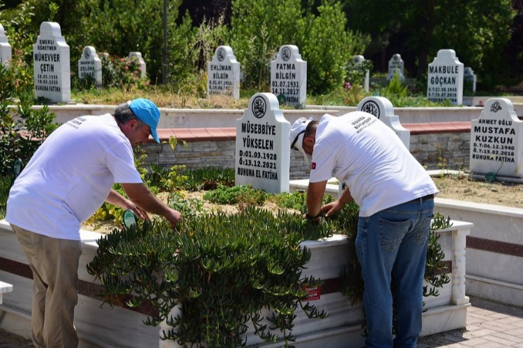 Manisa mezarlıkları bayrama hazır -