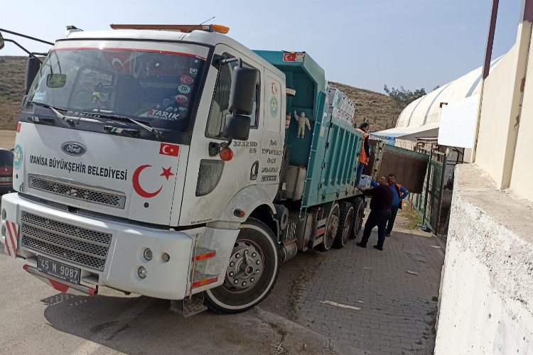 Manisa'nın gıda kamyonu Hatay'a ulaştı -