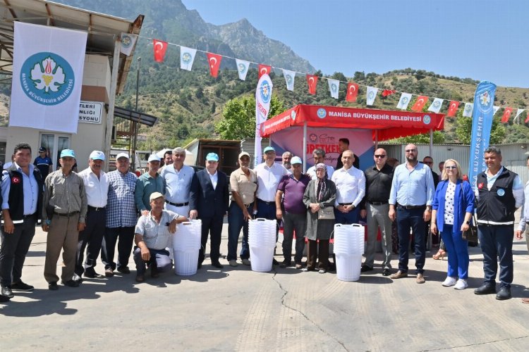 Manisa Şehzadeler'de 16 bin sepet dağıttı -