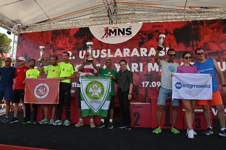 Manisalı atletler uluslararası maratonda kupa kaldırdı -