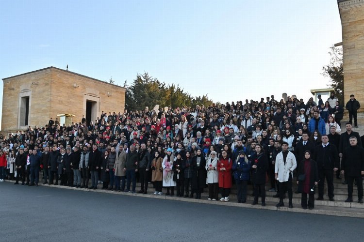 Manisalı gençler Ata'nın huzurunda -