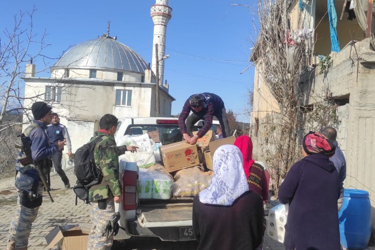 Manisalıların yardımları deprem bölgesinde dağıtılıyor -