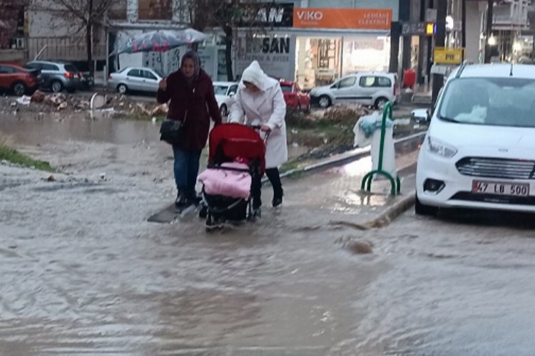 Mardin'de sağanak yağış hayatı felç etti -