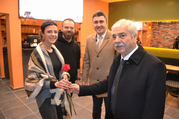 Mehmet Özcan Sevgililer Günü’nde gençleri unutmadı -