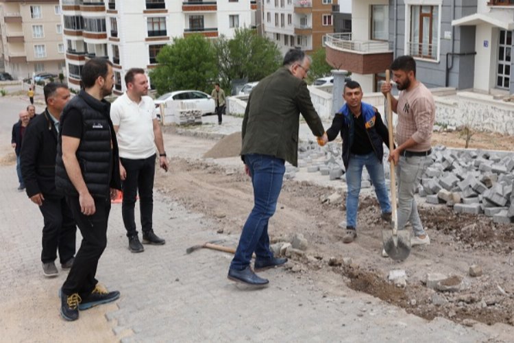 Mehmet Savran sahada işçilerin bayramını kutladı -