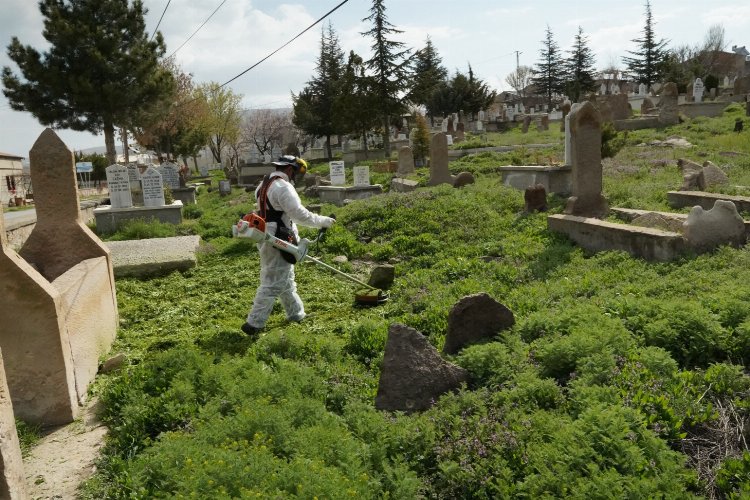 Melikgazi’de mezarlıklar bayrama hazır -