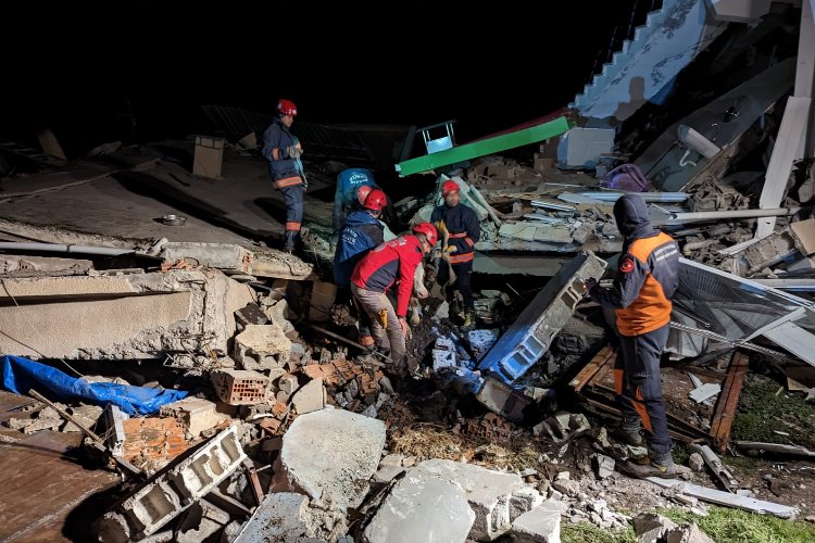 Mersin ekipleri göçük altından 16 kişiyi kurtardı -