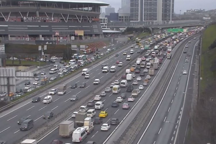 Meteorolojik uyarı İstanbul'da trafiği yoğunlaştırdı -