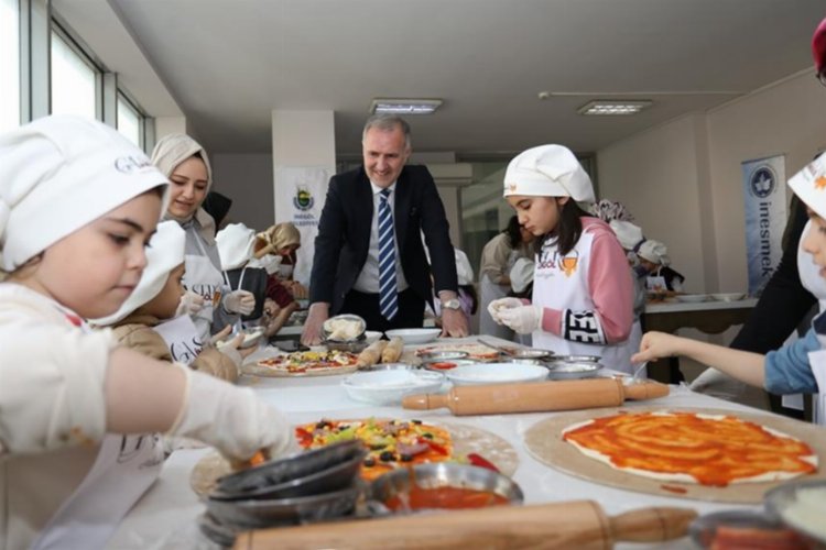 Minik aşçılar 'İnegöl Köfteli Pizza' yaptılar -