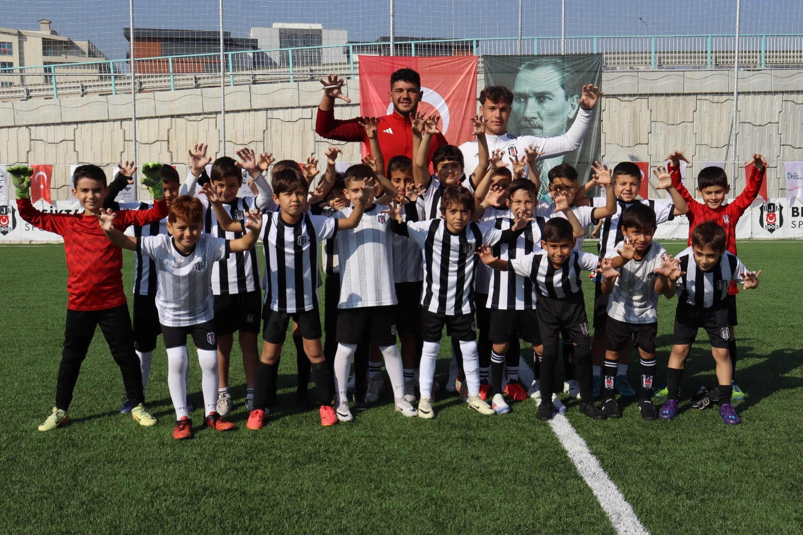 Minik futbolcular İzmit Belediyesi Cumhuriyet Bayramı Futbol Şöleninde doyasıya eğlendi  -