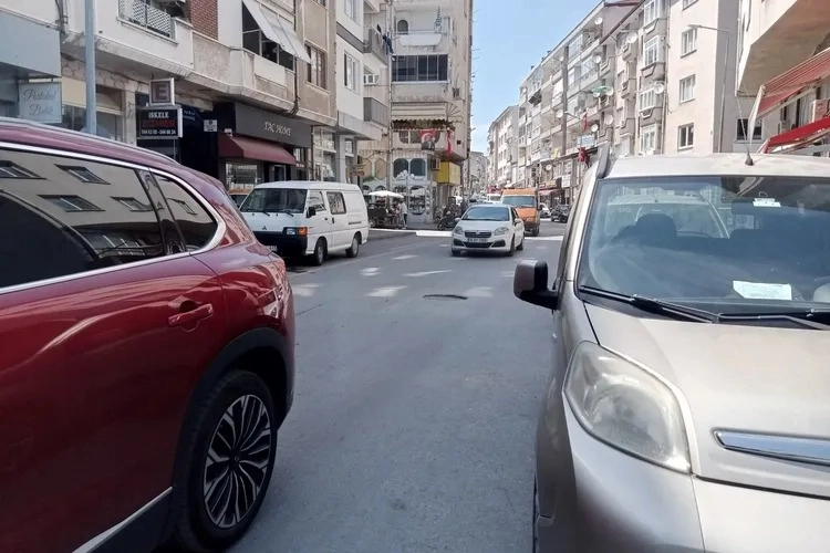 Mudanya’da gelişi güzel park eden araçlar trafiği zor durumda bırakıyor -