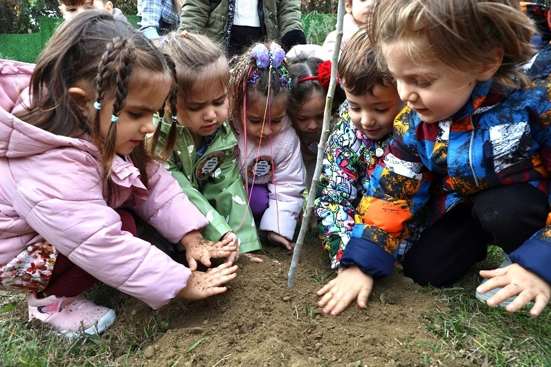 Mudanyalı çocuklar güvenli yaşam için fidanları toprakla buluşturdu -