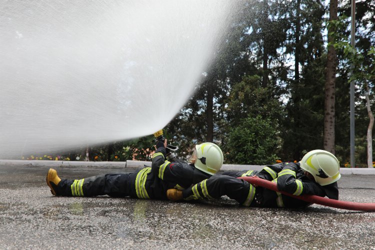 Muğla'da geleceğin itfaiyecileri uygulamalı eğitimde -