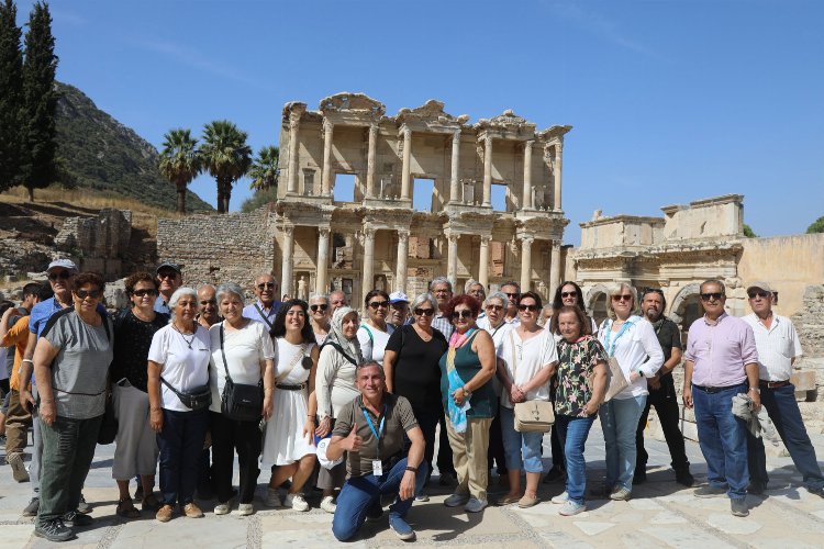 Muğla'dan 100 Yaş Evi üyelerine İzmir'e kültür turu -