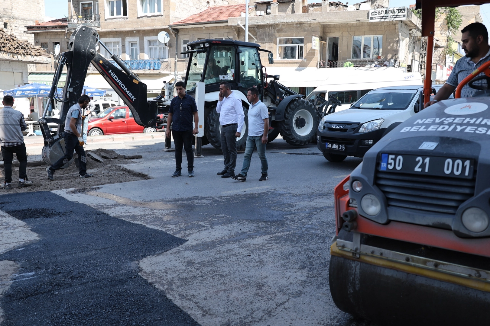 Muhtarlık İşleri Müdürlüğü’nden bozulan yol ve yaya kaldırımlarına müdahale -