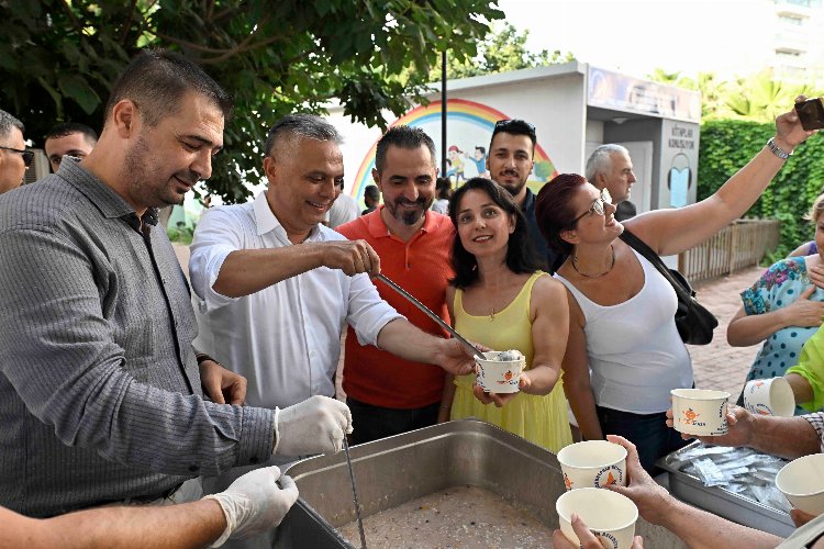 Muratpaşa'da aşure ikramı -