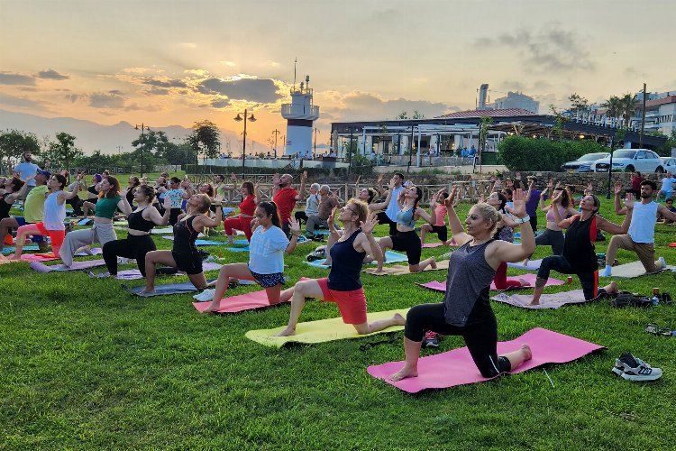 Muratpaşa'da Dünya Yoga Günü'ne özel seans -