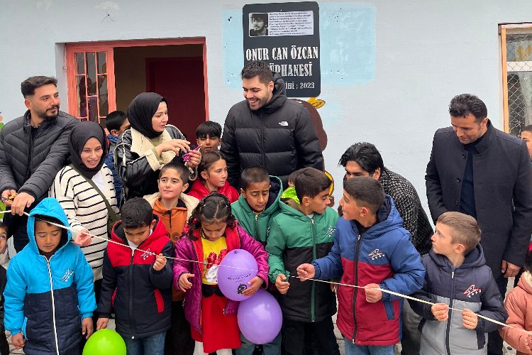 Müzisyen dostunun adı kütüphanede yaşayacak -