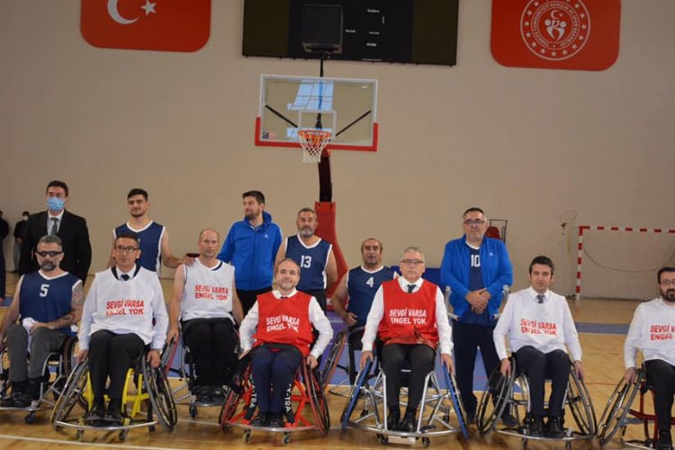 Niğde Protokolü engelli bireylerle basketbol maçı yaptı