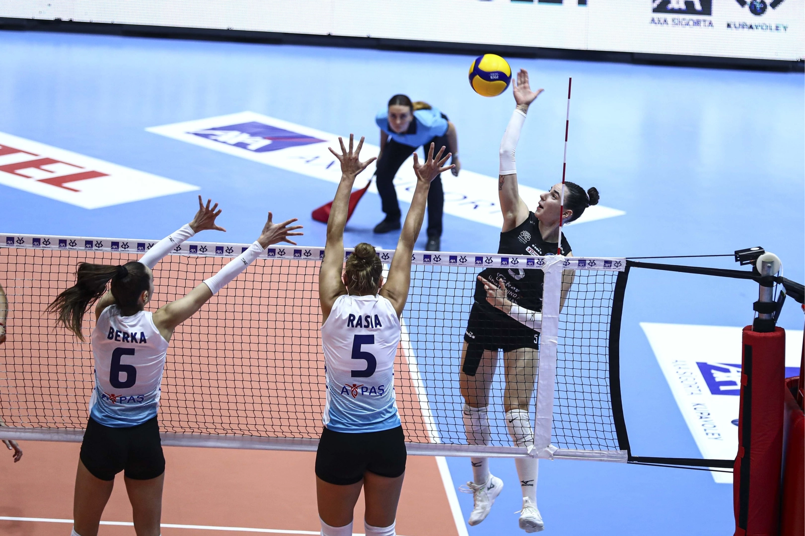 Nilüfer Belediyespor Eker, Kupa Voley'e galibiyetle başladı -