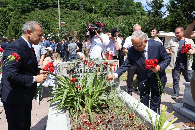 Ordu protokolü şehitlikte -