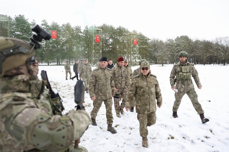 Orgeneral Bayraktaroğlu Bolu 2. Komando Tugayı'nda -