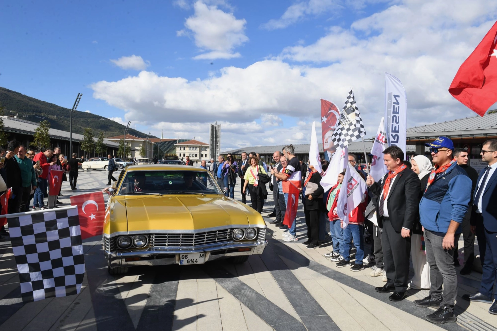 Osmangazi'de klasik otomobiller Başkan Aydın’ın startıyla yola çıktı -