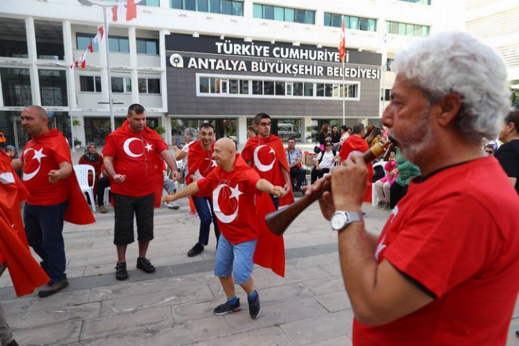 Özel gençlere davullu zurnalı asker uğurlaması -