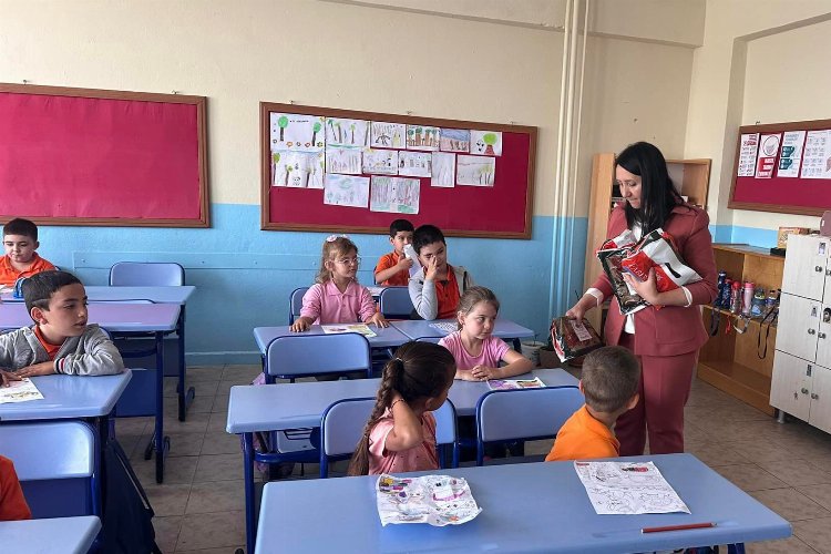 Pazaryeri'de yeni öğrencilerin ilk hediyesi Başkan Tekin'den -